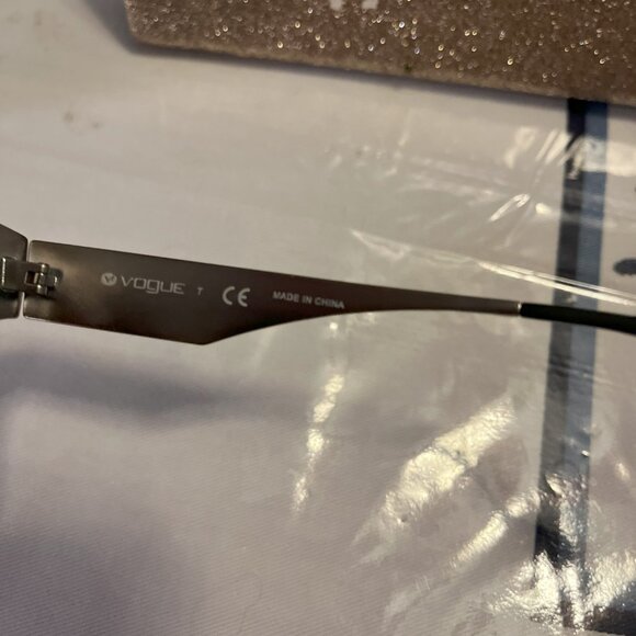 Vogue Black & Gold Sunglasses VO3828-S  917/13 51 / 19 140 3N - Picture 3 of 3